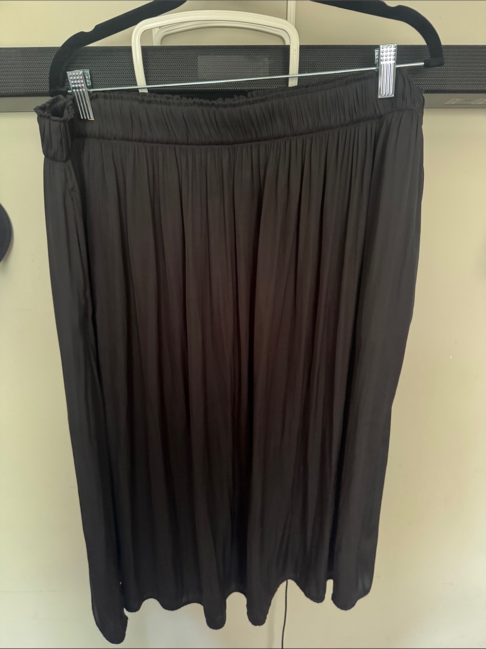 H&M Black Pleated Midi Skirt with Elastic Waistband